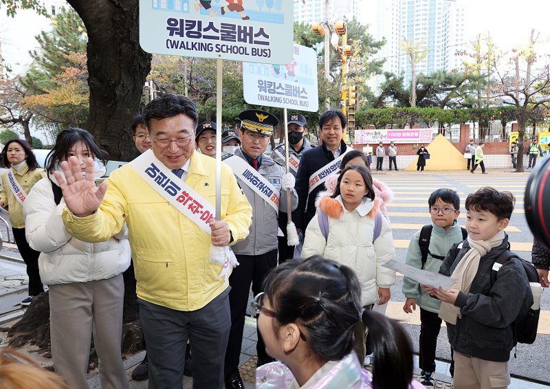 윤호중 행정안전부 장관이 18일 오후 부산 수영구 광남초등학교에서 어린이 등하굣길 안전 캠페인을 펼치고 있다. (행정안전부 제공. 재판매 및 DB금지) 2025.11.18/뉴스1
