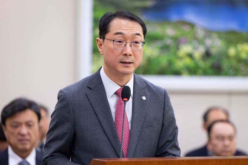 김건 국회 외교통일위원회 법안심사소위원장이 28일 서울 여의도 국회에서 열린 제429회 국회(정기회) 외교통일위원회 제7차 전체회의에서 심사보고를 하고 있다. 2025.11.28/뉴스1 ⓒ News1 유승관 기자