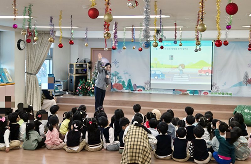 대전중부경찰서는 4일 중구 중촌동 굿모닝유치원에서 '찾아가는 어린이 교통안전교육'을 진행했다. (대전경찰청 제공. 재판매 및 DB금지) 2025.12.4/뉴스1
