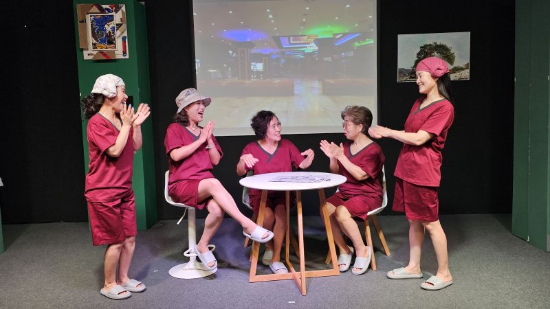 [창원=뉴시스]창원예술극단 시니어클럽이 지난 9월 소극장 표현공간에서 시민연극아카데미 과정을 마친 후 연극 '청춘 꽃 할매' 워크숍 공연 장면.(사진=창원예술극단 제공) 2025.12.04. photo@newsis.com