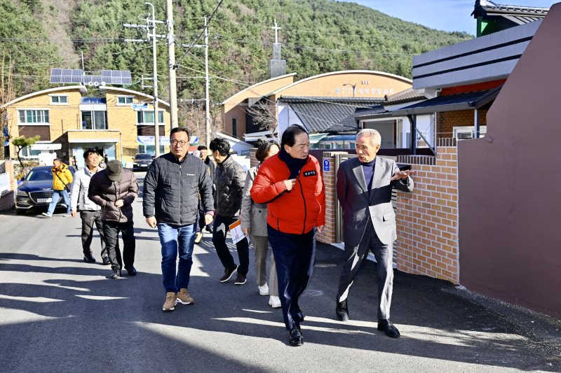 4일 강원 속초 화채마을 도시재생 현장 둘러보는 이병선 시장과 주민들.(속초시 제공, 재판매 및 DB 금지) 2025.12.4/뉴스1