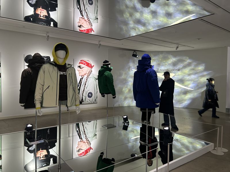 서울 종로구의 한옥 전시공간 '아름지기'에서 열린 '스노우구스 바이 캐나다구스' 쇼케이스에서 방문객들이 전시를 둘러보고 있다. 사진=강명연 기자