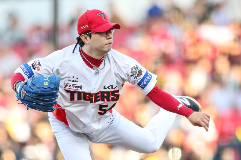 [서울=뉴시스] 프로야구 KIA 타이거즈 양현종이 20일 광주-기아챔피언스필드에서 열린 2025 신한 쏠뱅크 KBO리그 NC 다이노스와의 경기에 선발 등판해 공을 던지고 있다. (사진=KIA 타이거즈 제공) 2025.09.20. *재판매 및 DB 금지