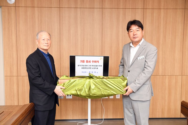 천익주 씨가 장준용 동래구청장에 고문서를 전달하는 모습 (부산 동래구 제공. 재판매 및 DB금지)