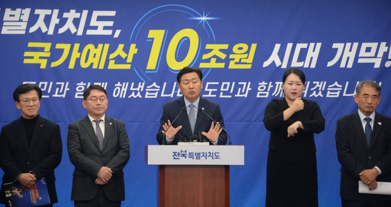 [전주=뉴시스] 김얼 기자 = 김관영(가운데) 전북특별자치도지사가 3일 전북 전주시 전북특별자치도청 기자회견장에서 '2026년 국가예산 확보 브리핑'을 열고 기자들의 질의에 답변하고 있다. 2025.12.03. pmkeul@newsis.com