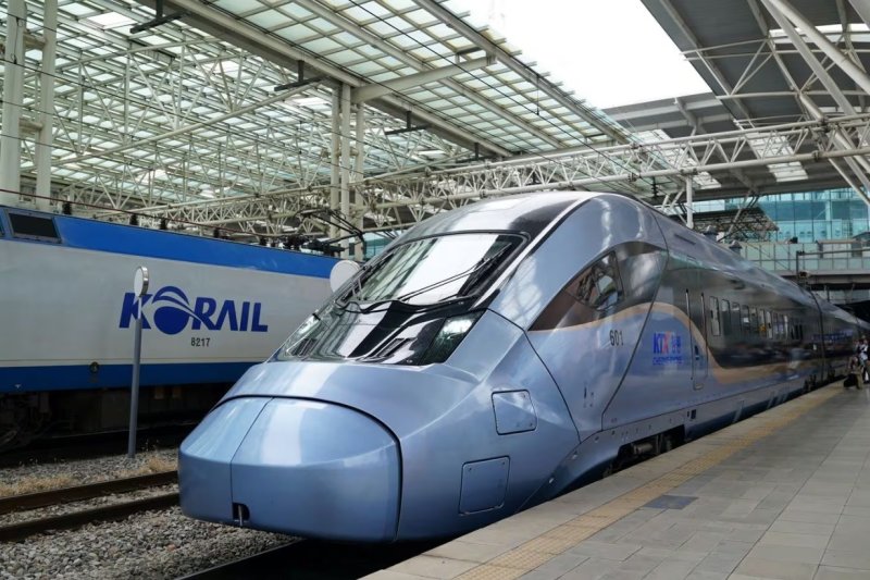 KTX-청룡이 서울역에서 대기중이다. (한국철도공사 제공.재판매 및 DB금지)