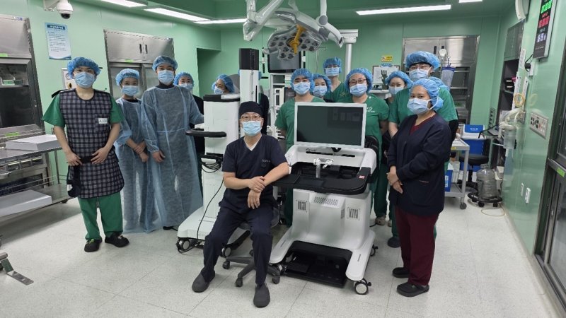 포항세명기독병원 비뇨의학과 의료진들이 자메니스 도입 기념 사진을 촬영했다. (로엔서지컬 제공)