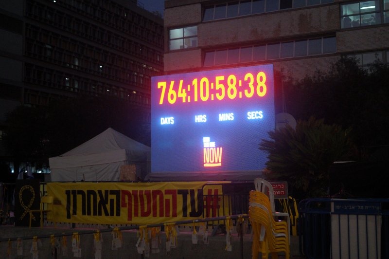 이스라엘 텔아비브 인질 광장에 설치돼 있는 시계. 시계는 하마스의 공격으로 인질들이 잡혀간 순간부터 현재까지 경과된 시간을 보여준다. 2025.11 ⓒ News1 최종일 선임기자