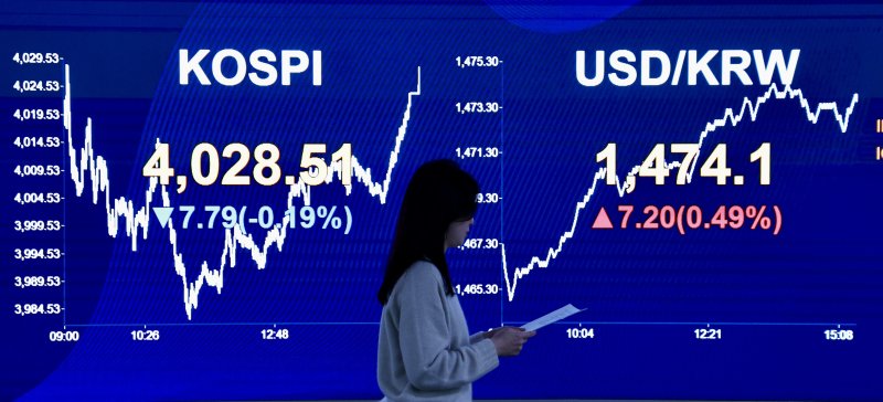 4일 오후 서울 여의도 KB국민은행 스마트딜링룸에서 딜러들이 업무를 보고 있다. 코스피는 전 거래일(4036.30)보다 7.79포인트(0.19%) 내린 4028.51에 마감했다. 코스닥 지수는 전 거래일(932.01)보다 2.18포인트(0.23%) 하락한 929.83에 거래를 마쳤다. 사진=뉴시스
