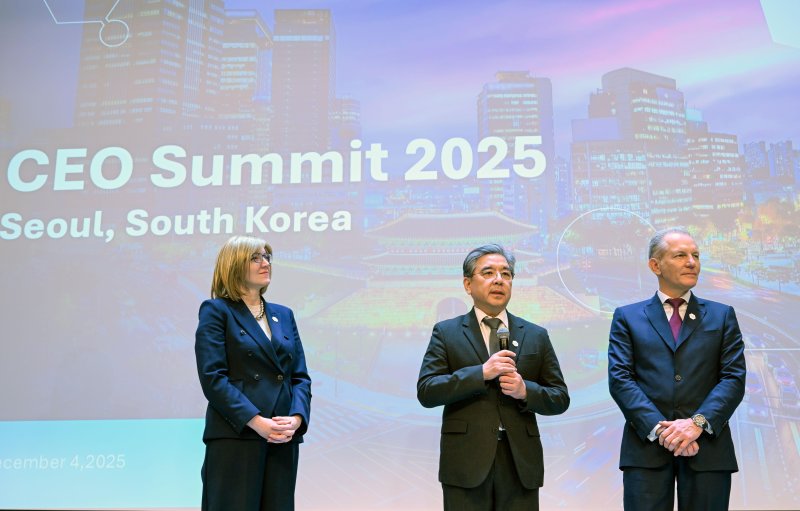 이바나 제멜코바 수소위원회 CEO(왼쪽부터), 장재훈 현대차그룹 부회장, 프랑수아 자코브 에어리퀴드그룹 회장이 4일 경기 고양시 킨텍스 제2전시장에서 열린 월드 하이드로젠 엑스포 2025 수소위원회 CEO 서밋에서 기자들 질문에 답하고 있다. 사진=현대차그룹 제공