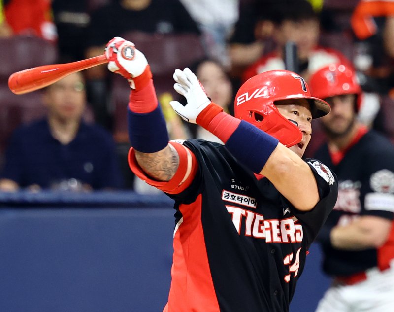[서울=뉴시스] 박주성 기자 = 26일 오후 서울 구로구 고척스카이돔에서 열린 프로야구 2025 KBO리그 KIA 타이거즈 대 키움 히어로즈의 경기, 4회초 원아웃 주자 2루에서 KIA 최형우가 1타점 적시타를 치고 있다. 2025.06.26.park7691@newsis.com