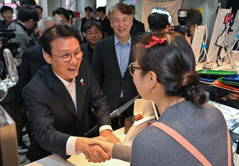 [광주=뉴시스] 김민석 국무총리가 26일 오후 광주 서구 동천동 골목상권을 방문해 지역 소상공인을 만나 악수를 나누고 있다. 서구는 전 지역을 골목형상점가로 지정하는 '골목경제 119프로젝트'로 국무총리상을 받은 바 있다. (사진=광주·전남사진기자단) 2025.11.26. photo@newsis.com