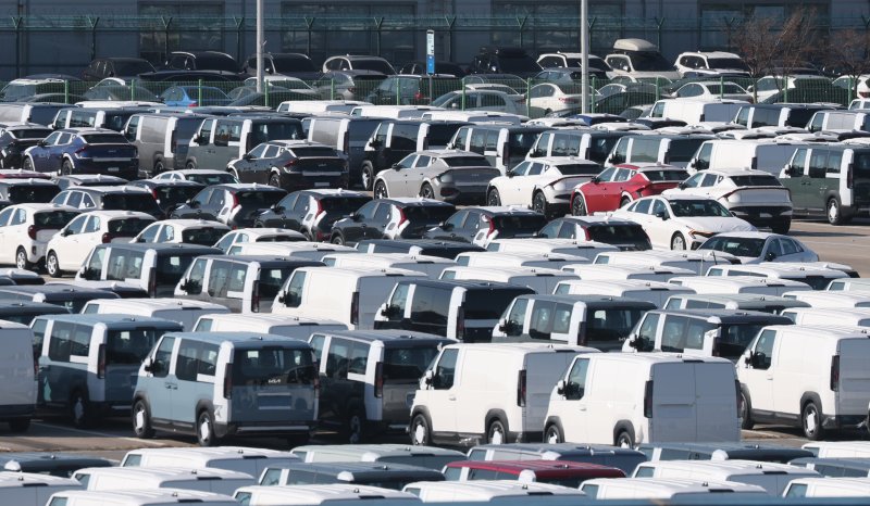 4일 경기 평택시 포승읍 평택항에 수출용 차량이 세워져 있다. 한국산 자동차 관세를 15%로 인하하는 내용이 3일(현지시간) 미국 정부 관보에 게재됐다. 이 관보는 현지시간으로 4일 공식 게재돼 발효되며 인하 조치는 2025년 11월 1일 이후 수입 건부터 소급 적용된다. 2025.12.4/뉴스1 ⓒ News1 김영운 기자