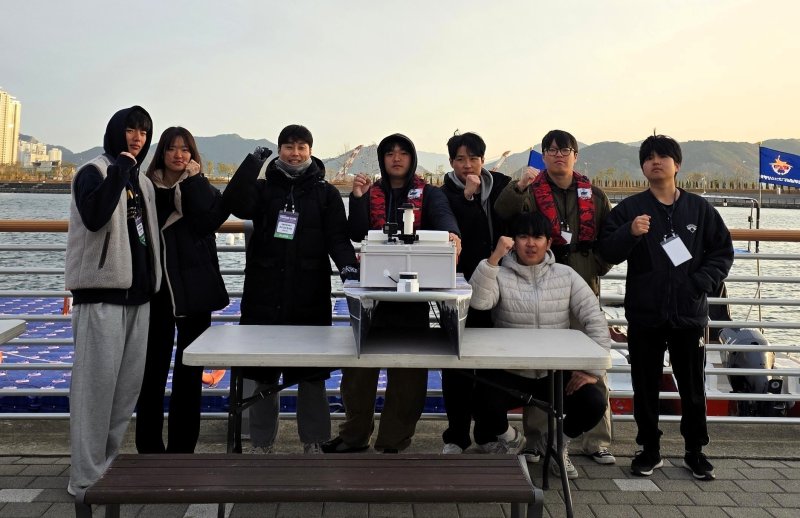 [창원=뉴시스]대한조선학회 주최 '2025 KABOAT 자율운항보트 경진대회'에 참가해 3개 부문 입상한 국립창원대 스마트오션모빌리티공학과 ECOCEAN 팀.(사진=국립창원대 제겅) 2025.12.04. photo@newsis.com