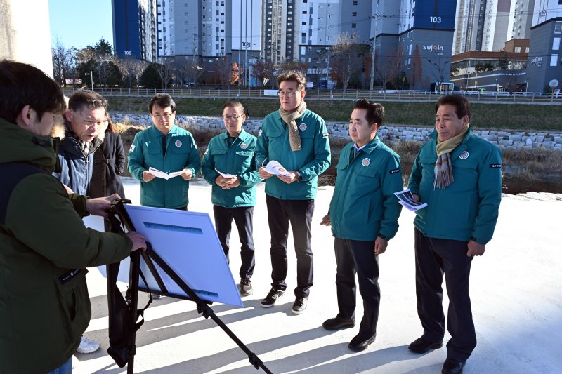 울산 울주군의회(의장 최길영)는 4일 내년도 당초 예산안 심사를 앞두고 주요 사업 대상지에 대한 현장방문 활동을 펼쳤다.(울주군의회 제공)