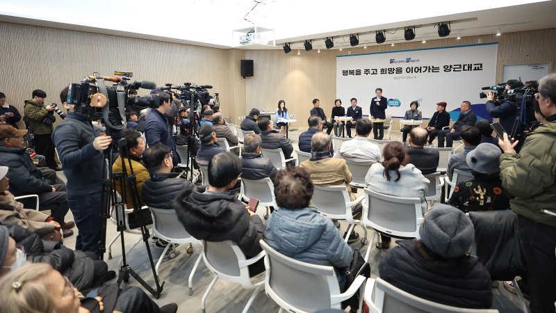 4일 오전 양평도서관에서 열린 양근대교 건설공사 현장 주민설명회에서 김동연 경기도지사가 주민소통 간담회에 참여하고 있다.(경기도 제공. 재판매 및 DB금지)