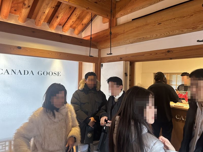 서울 종로구의 한옥 전시공간 '아름지기'에서 열린 '스노우구스 바이 캐나다구스' 쇼케이스에서 방문객들이 전시를 둘러보고 있다. 사진=강명연 기자