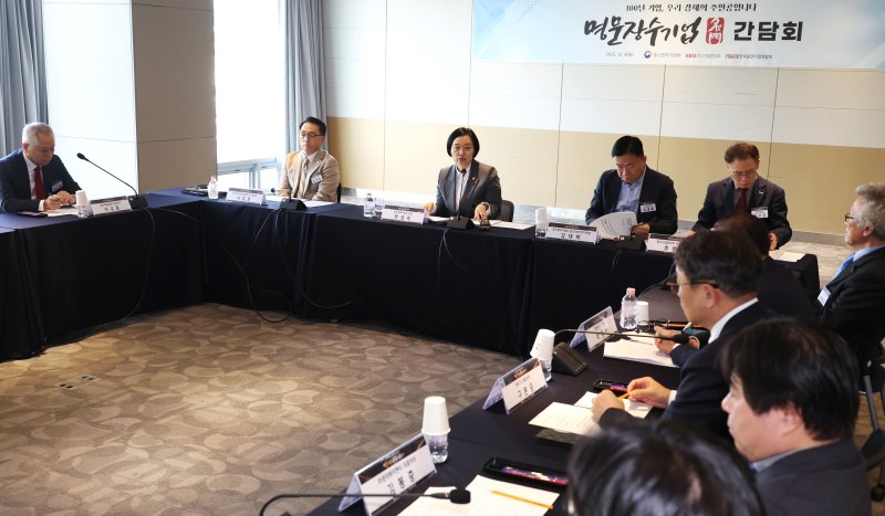 중소벤처기업부는 4일 서울 중소기업 DMC 타워에서 명문장수기업 간담회를 개최했다. (중기부 제공)