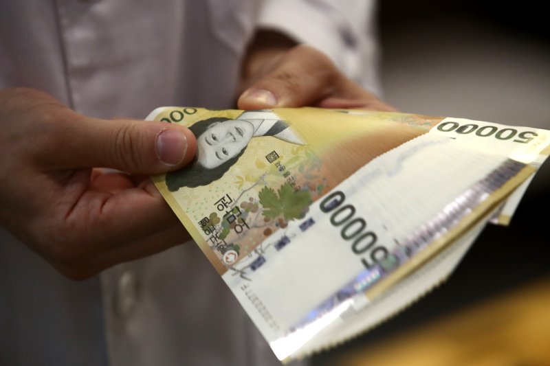 15일 서울 중구 하나은행 위변조대응센터에서 직원이 5만원권을 확인하고 있다. 한국은행이 지난 14일 발표한 '2023년 중 5만원권 환수율 동향'에 따르면 지난해 5만원권 환수율(발행 대비 환수 비율)은 2018년(67.4%) 이후 5년 만에 가장 높은 67.1%를 기록했다. 2024.1.15/뉴스1 ⓒ News1 이광호 기자