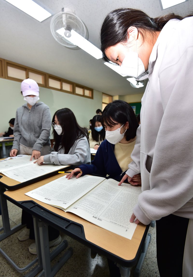 [대구=뉴시스] 이무열 기자 = 18일 오전 대구 수성구 정화여자고등학교 3학년 교실에서 수험생들이 수능 시험 가채점을 하고 있다. 2022.11.18. lmy@newsis.com