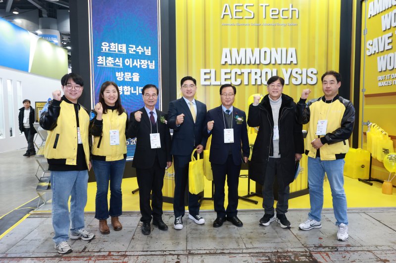 [완주=뉴시스] 유희태 완주군수(오른쪽 세번쨰)가 '월드 하이드로젠 엑스포(World Hydrogen Expo 2025)'에 참석해 관내 수상 기업들과 기념촬영을 하고 있다. (사진= 완주군 제공) 2025.12.04 *재판매 및 DB 금지