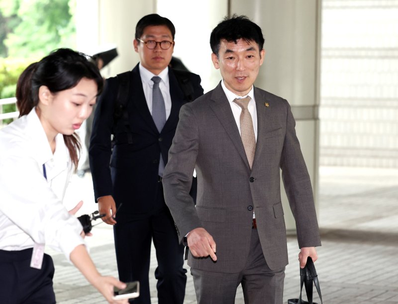 [서울=뉴시스] 이영환 기자 = 김용현 전 국방부 장관의 변호인 이하상, 유승수 변호사가 지난 6월 25일 오전 서울 서초구 서울중앙지방법원에서 열린 김 전 장관의 구속영장 심문기일에 출석하고 있다. 2025.06.25. 20hwan@newsis.com