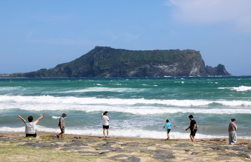 지난 9월22일 오전 제주 서귀포시 성산읍 신양해수욕장에서 관광객들이 시원한 가을 바람을 느끼고 있다. 2025.9.22/뉴스1 ⓒ News1 오미란 기자