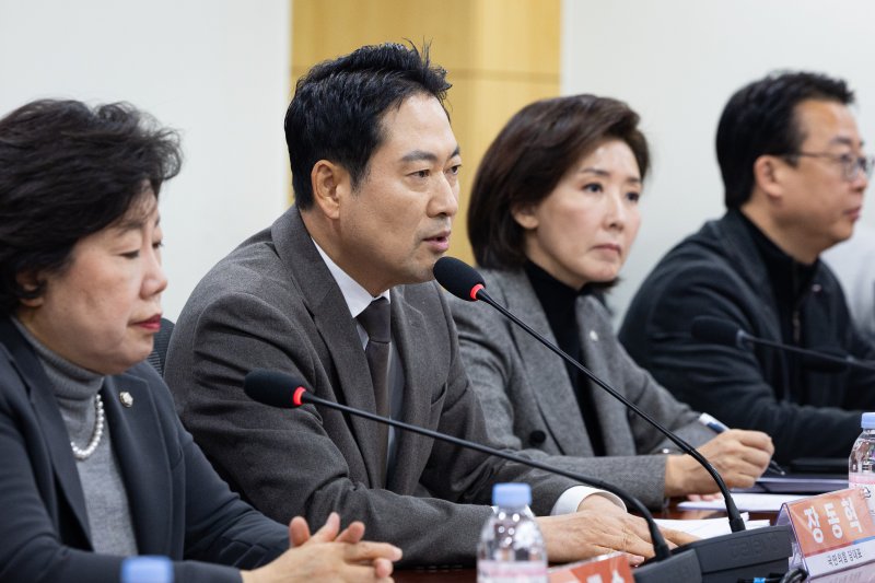 장동혁 국민의힘 대표가 4일 서울 여의도 국회 의원회관에서 열린 특별재판부 설치 및 법왜곡죄 신설의 위헌성 긴급세미나에서 인사말을 하고 있다. 2025.12.4/뉴스1 ⓒ News1 유승관 기자