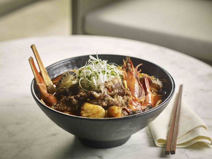 [서울=뉴시스] 제주호텔신라 '전복 한우 차돌박이 짬뽕'.(사진=호텔신라 제공) *재판매 및 DB 금지