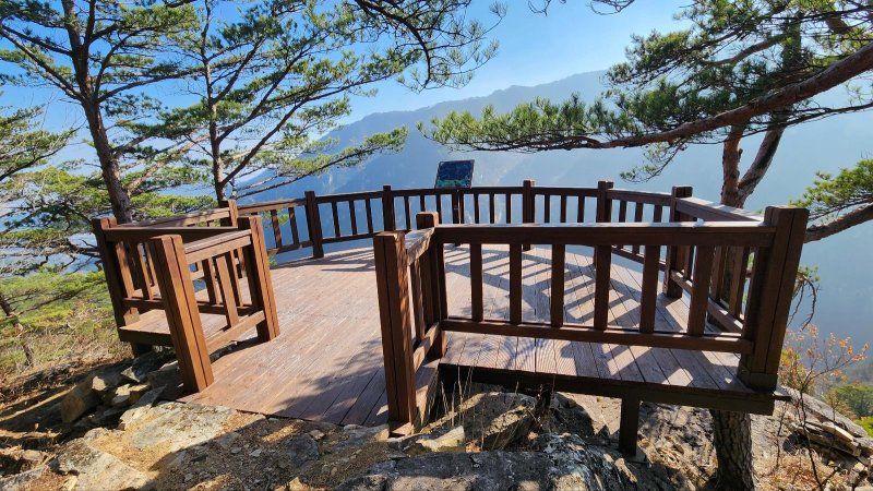 최근 조성된 강원 동해시 무릉계곡 피마름골 숲길 전망대.(동해시 제공, 재판매 및 DB 금지) 2025.12.4/뉴스1