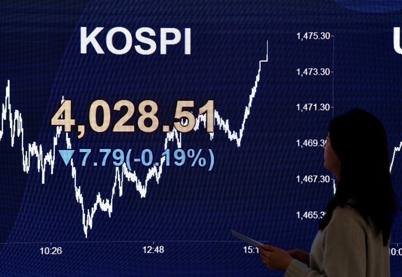 [서울=뉴시스] 김명년 기자 = 4일 오후 서울 여의도 KB국민은행 스마트딜링룸에서 딜러들이 업무를 보고 있다. 코스피는 전 거래일(4036.30)보다 7.79포인트(0.19%) 내린 4028.51에 마감했다. 코스닥 지수는 전 거래일(932.01)보다 2.18포인트(0.23%) 하락한 929.83에 거래를 마쳤다. 원·달러 환율은 전 거래일(1468.0)보다 5.5원 오른 1473.5원에 주간 거래를 마감했다. 2025.12.04. kmn@newsis.com