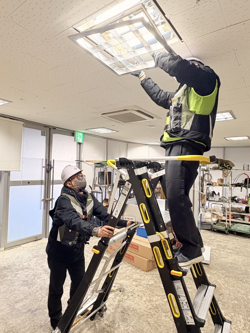 여수광양항만공사가 추진하는 'AI안전장비 공유 플랫폼'을 통해 에어백 조끼를 빌려입은 근로자가 작업을 진행하고 있다. (여수광양항만공사 제공. 재판매 및 DB금지) ⓒ News1