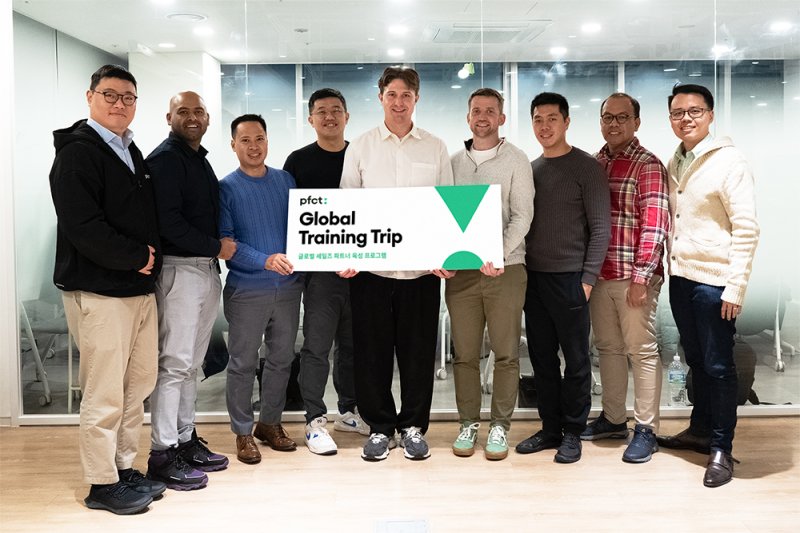 [서울=뉴시스] PFCT의 한국형 렌딩테크 연수 참가자들이 기념촬영을 하고 있다. (사진=PFCT 제공) 2025.12.04. photo@newsis.com *재판매 및 DB 금지