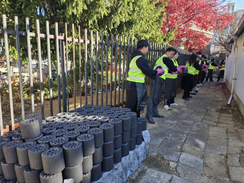 [대전=뉴시스] 국립한밭대 연탄 나눔 봉사 활동모습. (사진=국립한밭대 제공) 2025.12.04. photo@newsis.com *재판매 및 DB 금지