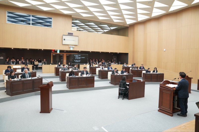 육동한 춘천시장이 4일 춘천시의회에서 2026년도 예산안 제출에 따른 시정연설을 하고 있다.(춘천시 제공, 재판매 및 DB금지)