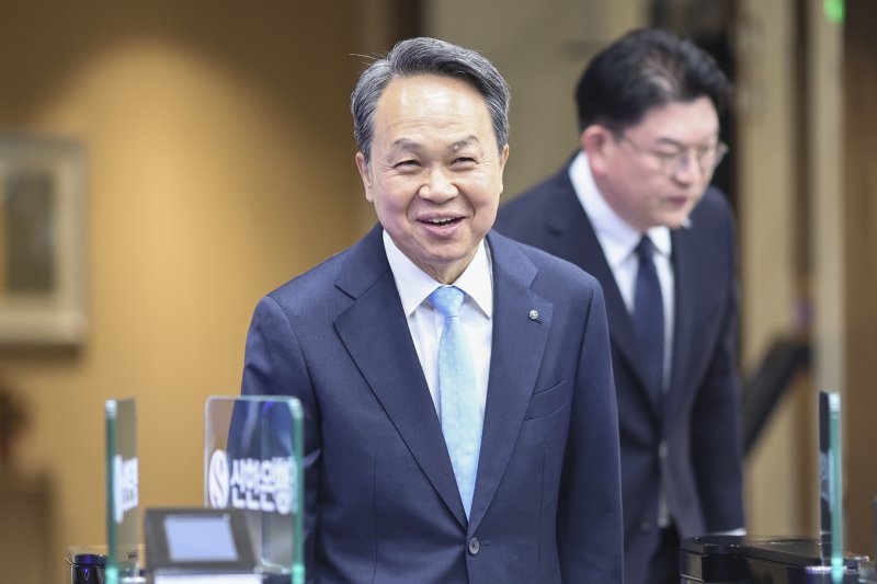 연임에 성공한 진옥동 신한금융지주 회장이 4일 서울 중구 신한금융지주 본사에서 이동하고 있다. 연합뉴스