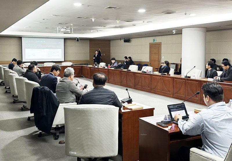 광주시의회 인공지능 실증도시 특별위원회가 25일 시의회 대회의실에서 '5차 AI기업 조찬간담회'를 열고 있다.(광주시의회 제공. 재판매 및 DB 금지) /뉴스1