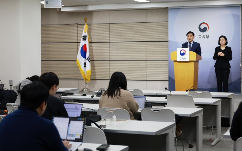 [서울=뉴시스] 오승걸 한국교육과정평가원장이 4일 세종시 정부세종청사 교육부 브리핑실에서 2026학년도 대학수학능력시험 채점 결과를 발표한 뒤 기자들 질문에 답하고 있다. (사진=교육부 제공) 2025.12.04. photo@newsis.com *재판매 및 DB 금지
