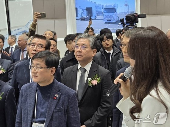 4일 오전 경기 고양 킨텍스 제2전시장에서 개막한 '월드 하이드로젠 엑스포(WHE) 2025'에서 현대자동차그룹이 7개 계열사와 공동 부스를 꾸린 가운데 장재훈 현대차그룹 부회장(둘째줄 왼쪽 두번째)이 김성환 기후에너지환경부 장관(첫째줄)과 함께 부스 내부를 둘러보고 있다. 2025.12.04/뉴스1 김성식 기자