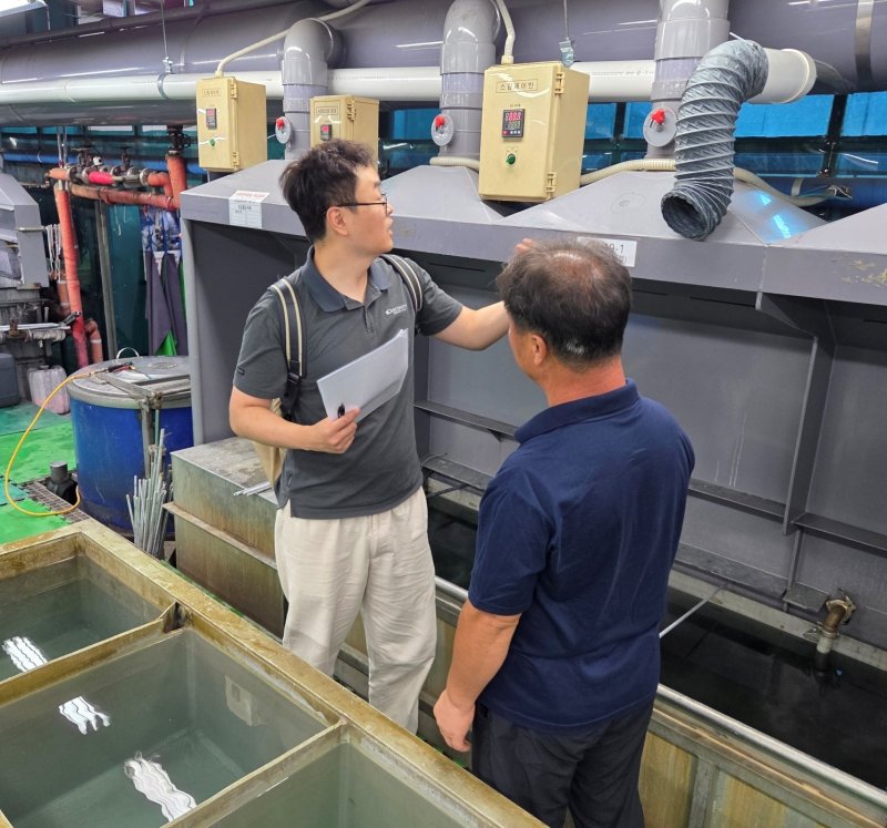 시흥화학재난합동방재센터 화학사고 안심컨설팅 민간전문위원이 시화·안산 도금단지 내 한 영세업체에서 현장 기술진단을 하고 있는 모습.(한강청 제공)