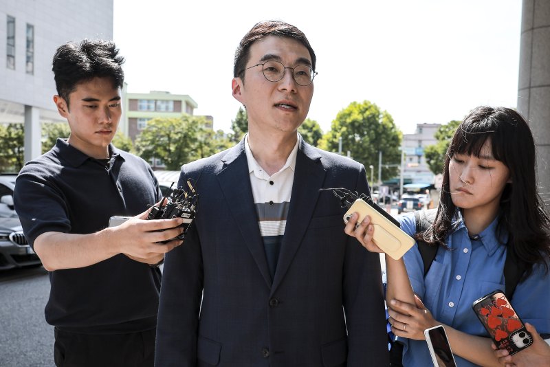 [서울=뉴시스] 정병혁 기자 = '허위 재산 신고'로 재판에 넘겨진 김남국 대통령실 국민디지털소통비서관이 지난 8월21일 서울 양천구 서울남부지방법원에서 열린 항소심 선고를 마친 뒤 취재진 질문에 답하고 있다. 이날 서울남부지법 형사항소3-1부(임선지 조규설 유환우 부장판사)는 위계공무집행방해 혐의로 기소된 김 비서관에 대해 1심과 같이 무죄를 선고했다. 2025.08.21. jhope@newsis.com