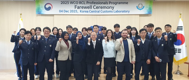 [대전=뉴시스] 관세청 중앙관세분석소는 지난 10월 27일부터 4일까지 세계관세기구(WCO) 회원 4개국 세관공무원을 대상으로 'WCO 지역관세분석소(RCL) 분석전문가 프로그램'을 진행했다. 교육프로그램 참석자들이 중앙관세분석소 직원들과 기념 촬영하고 있다.(사진=관세청 제공) *재판매 및 DB 금지