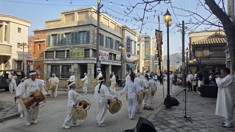 [논산=뉴시스]논산시와 논산문화관광재단은 선샤인랜드 1950스튜디오 일원에서 열린 '2025 논산 선샤인랜드 1950스튜디오 풍류한마당'이 많은 시민과 관광객들의 참여 속에 성공적으로 마쳤다. 2025. 12. 04 photo@newsis.com *재판매 및 DB 금지
