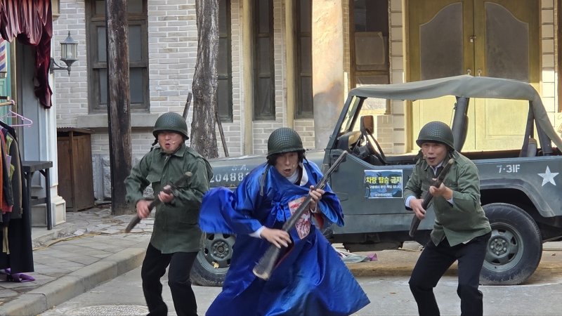 [논산=뉴시스]선샤인랜드 1950스튜디오 일원에서 '2025 논산 선샤인랜드 1950스튜디오 풍류한마당'이 성황리에 마쳤다. 2025. 12. 04 photo@newsis.com *재판매 및 DB 금지