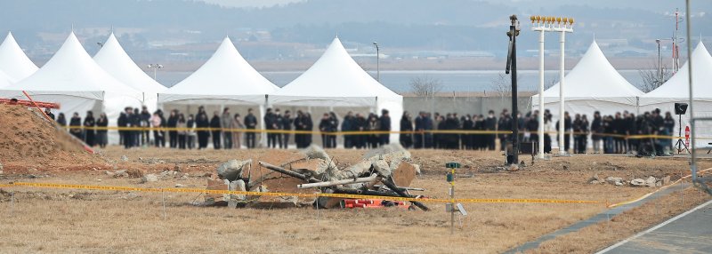 12·29 제주항공 여객기 참사 희생자 유가족들이 지난 1월 18일 전남 무안국제공항에서 열린 합동 추모식을 마친 뒤 사고 현장을 찾아 희생자들을 애도하고 있다. 2025.1.18/뉴스1 ⓒ News1 김진환 기자