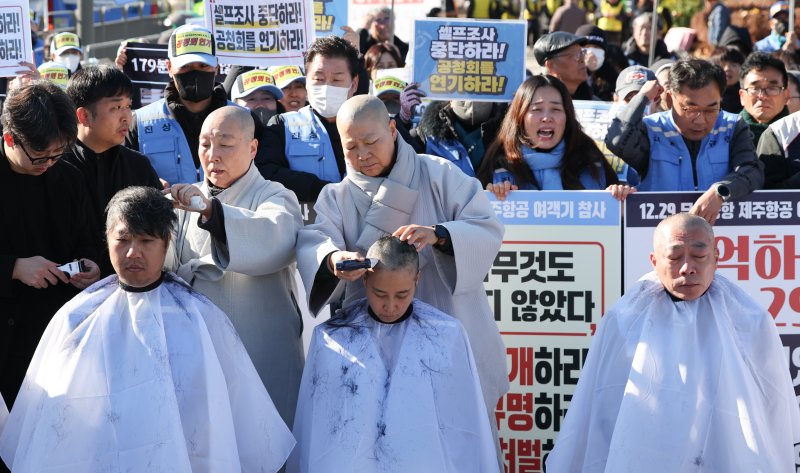 12·29 무안공항 제주항공 여객기 참사 유가족들이 1일 서울 용산구 전쟁기념관 앞에서 항공철도사고조사위원회(항철위)의 공청회 중단과 조사기구 독립화를 촉구하며 삭발을 하고 있다. 2025.12.1/뉴스1 ⓒ News1 허경 기자
