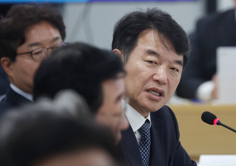 문진석 더불어민주당 의원이 20일 경기 수원시 영통구 경기도청에서 열린 국회 국토교통위원회의 경기도에 대한 국정감사에서 질의를 하고 있다. 2025.10.20/뉴스1 ⓒ News1 김영운 기자