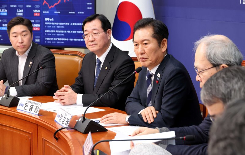 [서울=뉴시스] 조성봉 기자 = 정청래 더불어민주당 대표가 4일 오후 서울 여의도 국회에서 열린 역사와정의특별위원회-국가보훈정책특별위원회 보훈·역사 분야 정책 간담회에서 발언을 하고 있다. 2025.12.04. suncho21@newsis.com