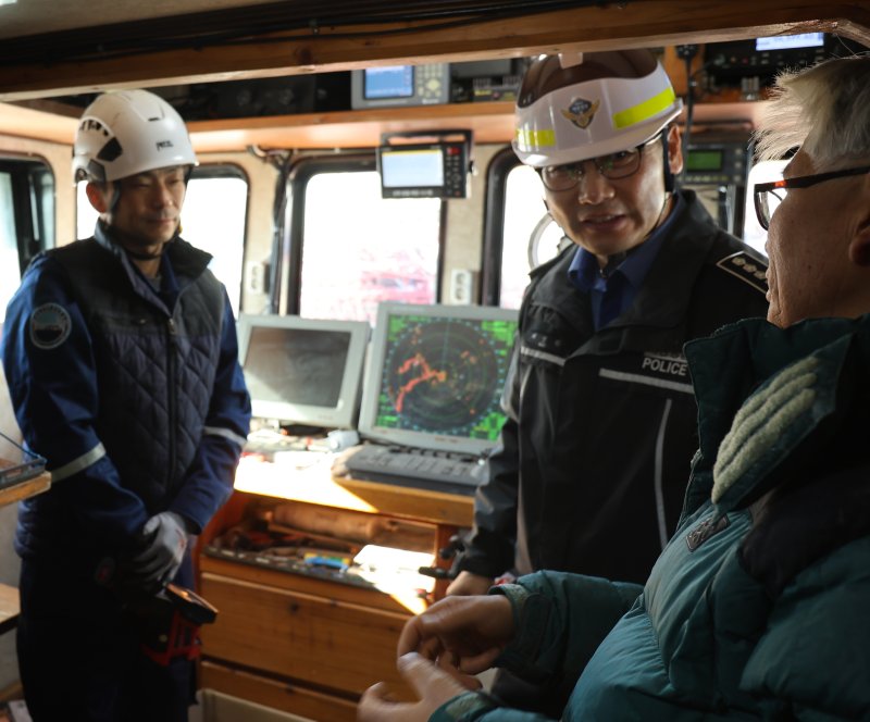 [울진=뉴시스] 안병철 기자 = 지난 4일 경북 울진해양경찰서가 관내 어업인들을 대상으로 합동 점검을 실시하고 있다.(사진=울진해양경찰서 제공) 2025.12.04. photo@newsis.com