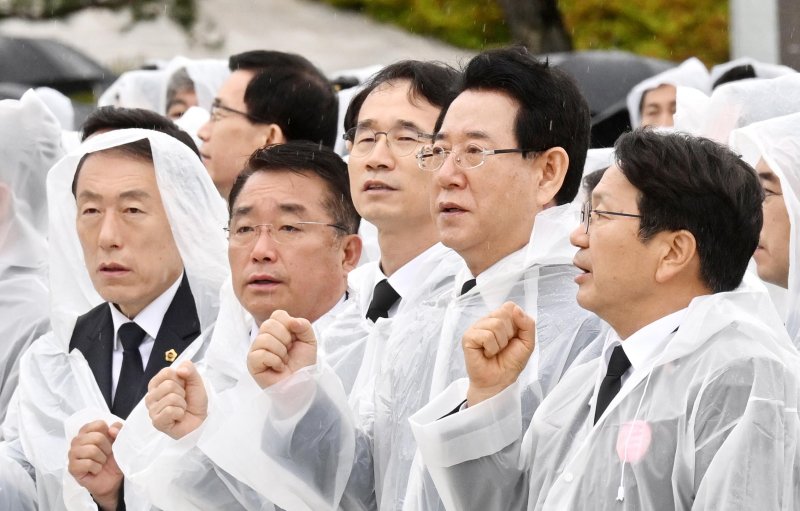 [광주=뉴시스] 이창우 기자=김영록 전남도지사(오른쪽 두 번째)가 18일 제43주년 5·18민주화운동 기념식이 열린 광주 북구 운정동 국립 5·18민주묘지에서 참석자들과 님을 위한 행진곡을 제창하고 있다.(사진=공동취재단 제공) 2023.05.18. photo@newsis.com *재판매 및 DB 금지